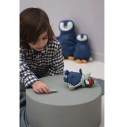 Pinguin pluș cu pește 13 cm Trixie