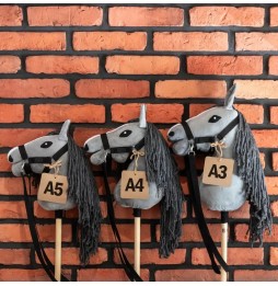 Cal pe băț Hobby Horse Skippi A4 gri